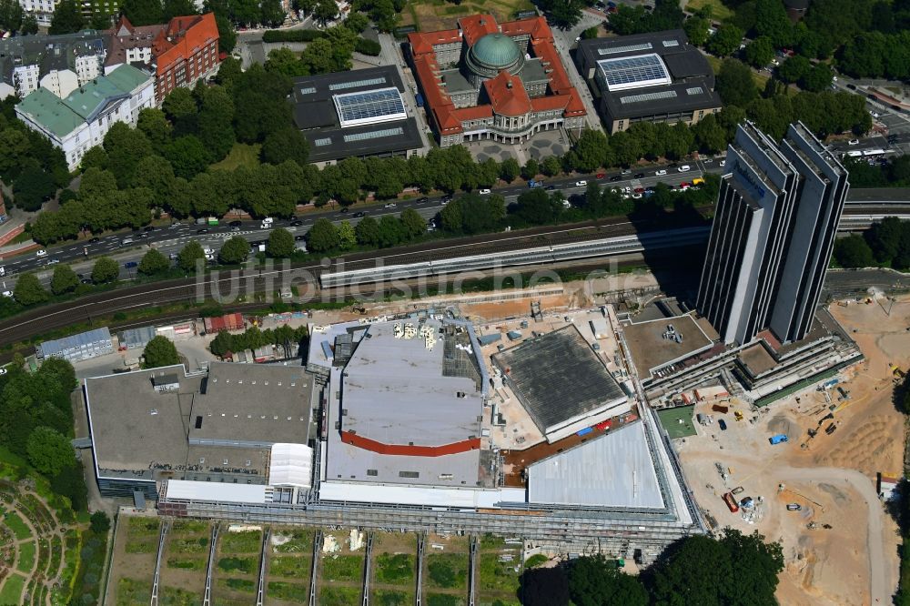 Hamburg von oben - Sanierungs- Baustelle des Congress Center am Hochhaus- Gebäude der Hotelanlage Radisson Blu in Hamburg, Deutschland