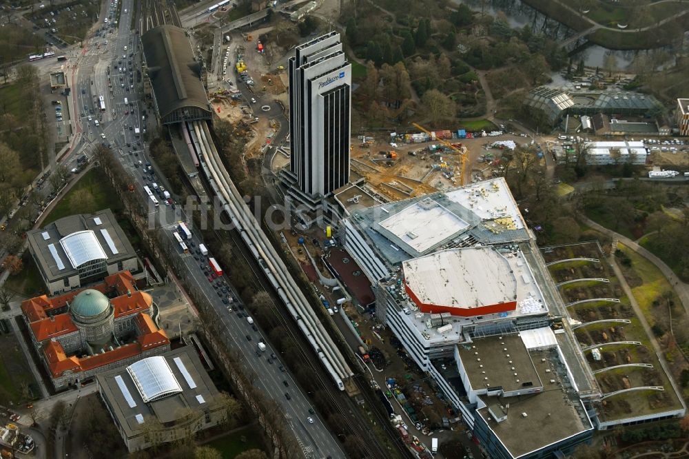 Luftbild Hamburg - Sanierungs- Baustelle des Congress Center am Hochhaus- Gebäude der Hotelanlage Radisson Blu in Hamburg, Deutschland