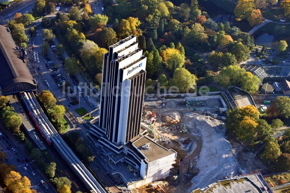 Luftaufnahme Hamburg - Sanierungs- Baustelle des Congress Center am Hochhaus- Gebäude der Hotelanlage Radisson Blu an der Marseiller Straße in Hamburg, Deutschland