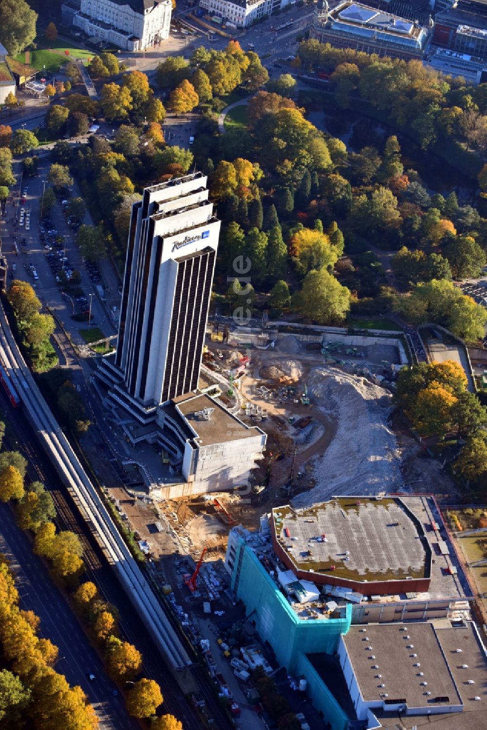 Luftbild Hamburg - Sanierungs- Baustelle des Congress Center am Hochhaus- Gebäude der Hotelanlage Radisson Blu an der Marseiller Straße in Hamburg, Deutschland