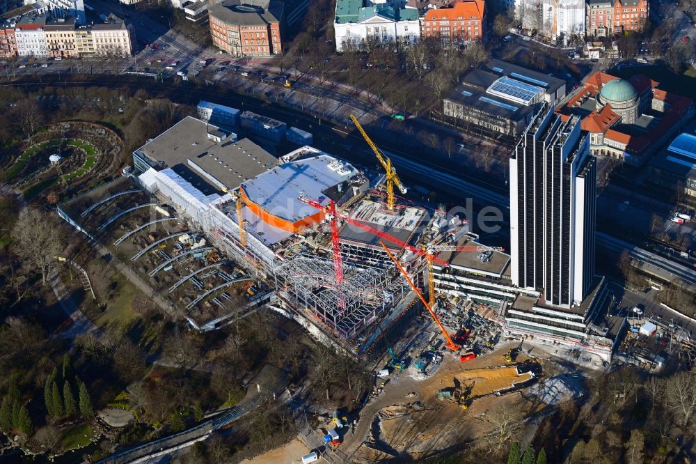 Luftbild Hamburg - Sanierungs- Baustelle des Congress Center am Hochhaus- Gebäude der Hotelanlage Radisson Blu an der Marseiller Straße in Hamburg, Deutschland