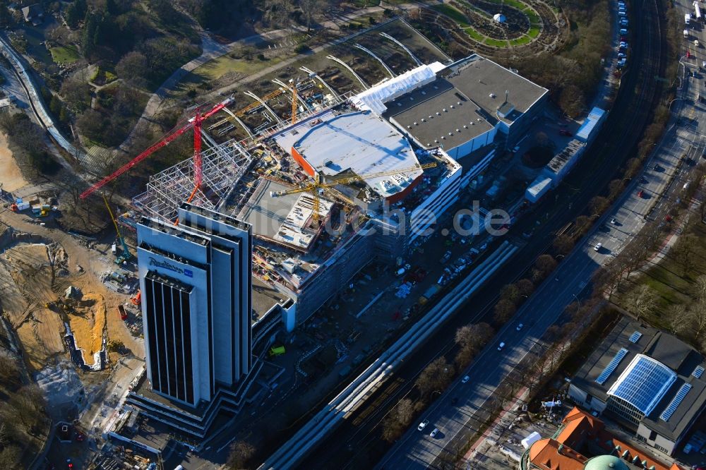Hamburg von oben - Sanierungs- Baustelle des Congress Center am Hochhaus- Gebäude der Hotelanlage Radisson Blu an der Marseiller Straße in Hamburg, Deutschland