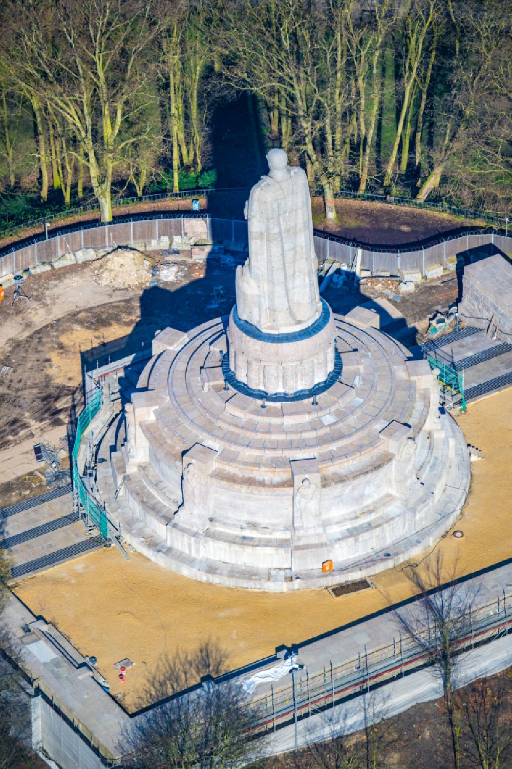 Hamburg von oben - Sanierungs- und Restaurationsarbeiten am Geschichts- Denkmal Bismarck-Denkmal in Hamburg, Deutschland
