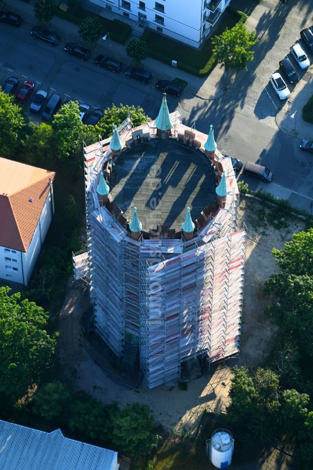 Luftbild Rostock - Sanierungs- und Restaurationsarbeiten am Geschichts- Denkmal des Wasserturm an der Blücherstraße in Rostock im Bundesland Mecklenburg-Vorpommern, Deutschland