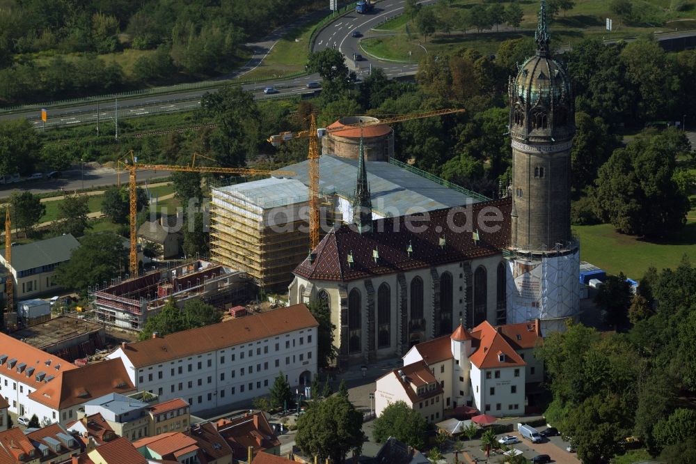 Luftbild Lutherstadt Wittenberg - Sanierungs- , Umbau- und Restaurationsarbeiten an Turm und Kirchenbauten der Schlosskirche in Wittenberg in Sachsen-Anhalt