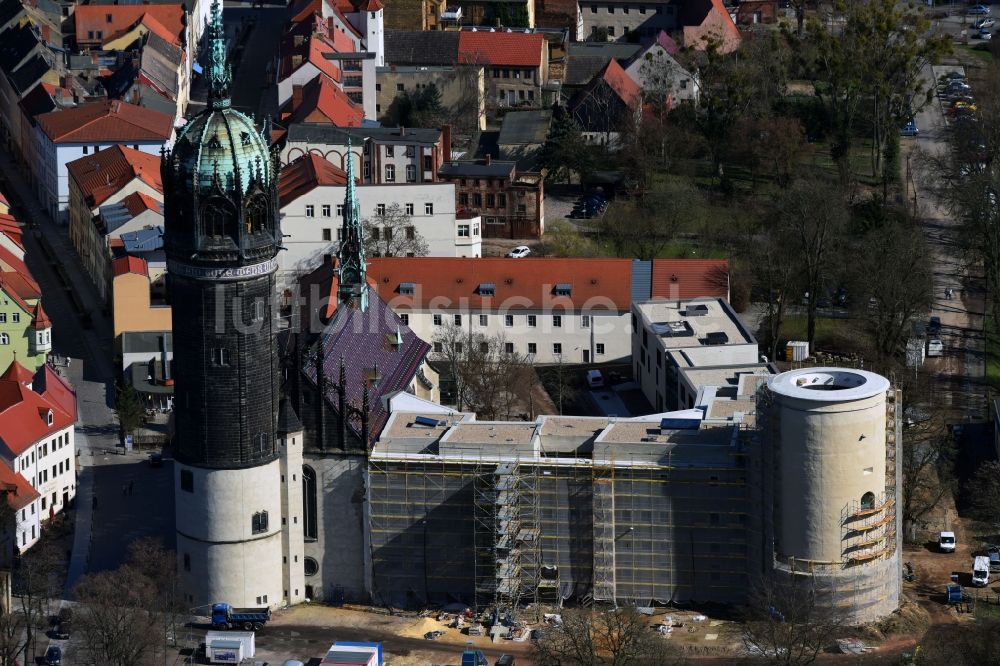 Luftaufnahme Lutherstadt Wittenberg - Sanierungs- , Umbau- und Restaurationsarbeiten an Turm und Kirchenbauten der Schlosskirche in Wittenberg in Sachsen-Anhalt