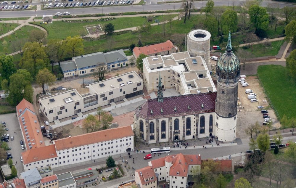 Luftbild Lutherstadt Wittenberg - Sanierungs- , Umbau- und Restaurationsarbeiten an Turm und Kirchenbauten der Schlosskirche in Wittenberg in Sachsen-Anhalt