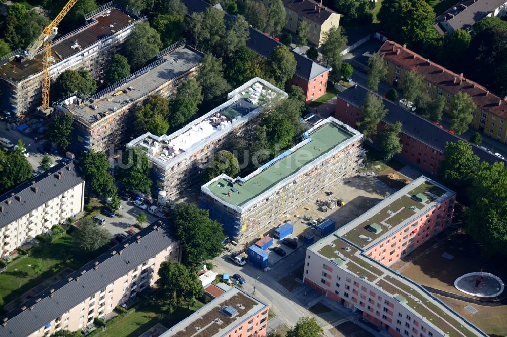 Luftaufnahme München - Sanierungsarbeiten und Bauarbeiten an Wohnhäusern an der Rupertigaustraße in München im Bundesland Bayern