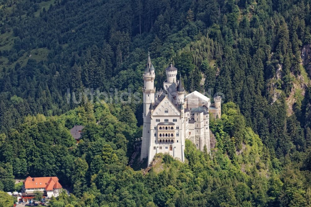 Luftbild Schwangau - Sanierungsarbeiten an der Burganlage von Schloss Neuschwanstein in Hohenschwangau bei Füssen im Bundesland Bayern