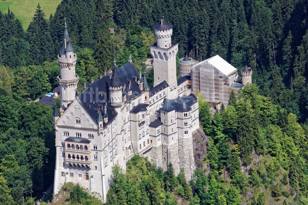 Luftaufnahme Schwangau - Sanierungsarbeiten an der Burganlage von Schloss Neuschwanstein in Hohenschwangau bei Füssen im Bundesland Bayern