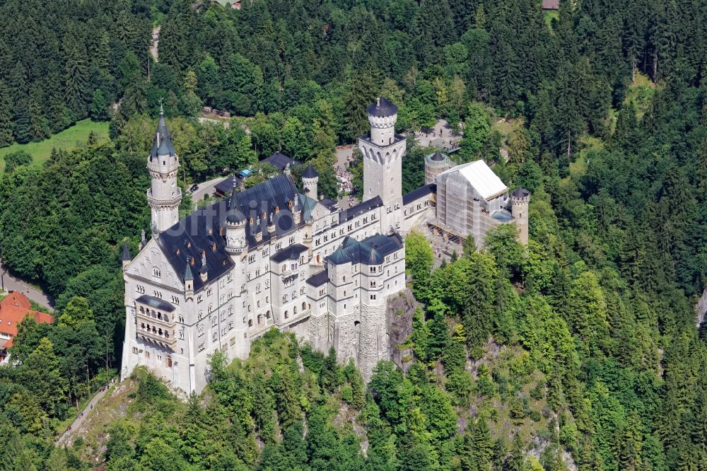 Schwangau von oben - Sanierungsarbeiten an der Burganlage von Schloss Neuschwanstein in Hohenschwangau bei Füssen im Bundesland Bayern
