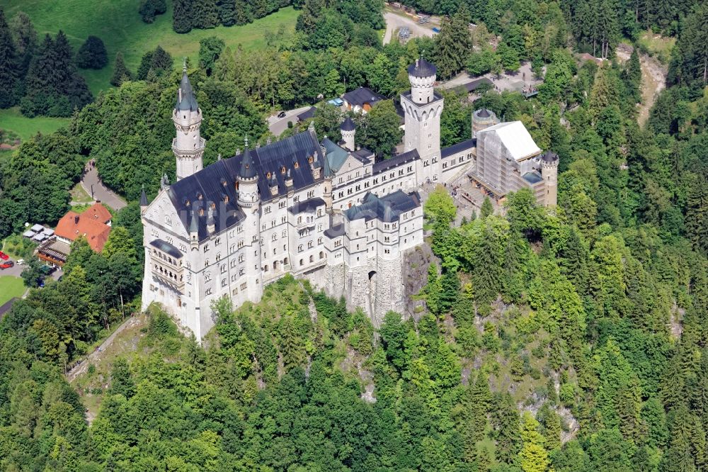 Schwangau aus der Vogelperspektive: Sanierungsarbeiten an der Burganlage von Schloss Neuschwanstein in Hohenschwangau bei Füssen im Bundesland Bayern