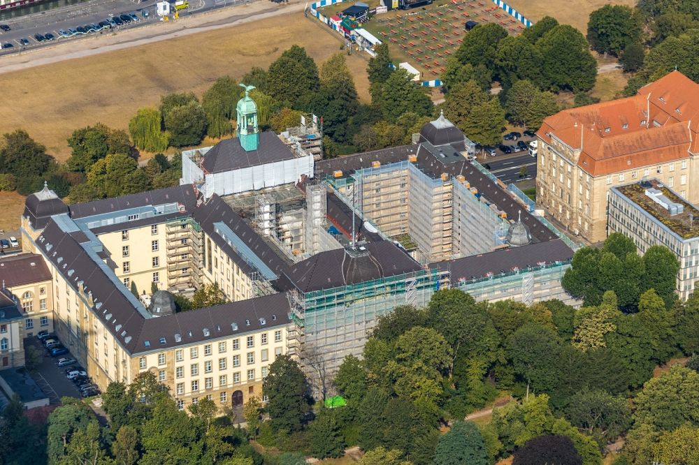 Düsseldorf von oben - Sanierungsarbeiten am Gebäude der Bezirksregierung in Düsseldorf im Bundesland Nordrhein-Westfalen