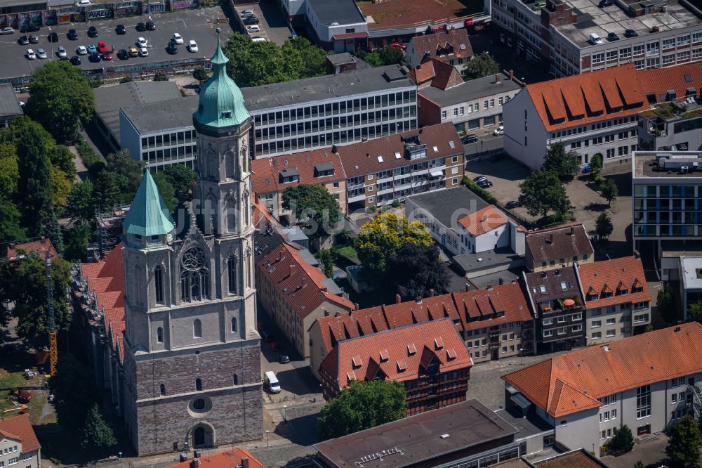 Braunschweig von oben - Sanierungsarbeiten am Kirchengebäude St. Andreaskirche in Braunschweig im Bundesland Niedersachsen, Deutschland