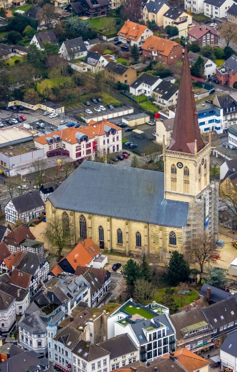 Unna von oben - Sanierungsarbeiten am Kirchengebäude Evangelische Stadtkirche in Unna im Bundesland Nordrhein-Westfalen, Deutschland