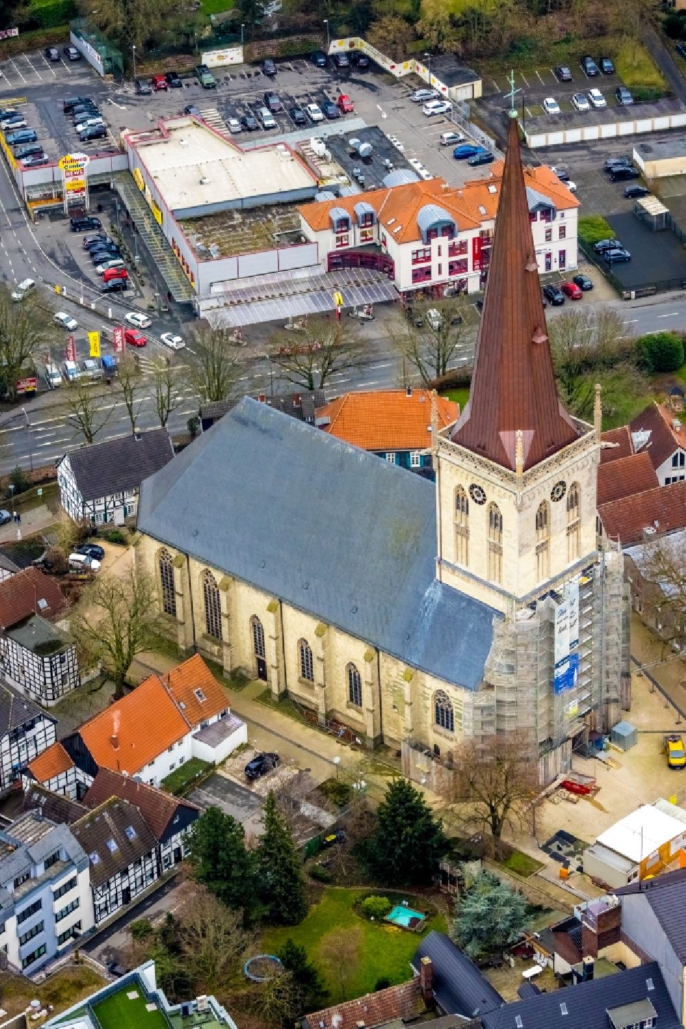 Unna aus der Vogelperspektive: Sanierungsarbeiten am Kirchengebäude Evangelische Stadtkirche in Unna im Bundesland Nordrhein-Westfalen, Deutschland