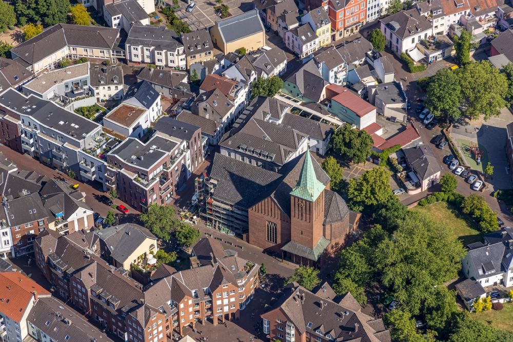 Luftbild Dinslaken - Sanierungsarbeiten am Kirchengebäude St. Vincentius in Dinslaken im Bundesland Nordrhein-Westfalen, Deutschland