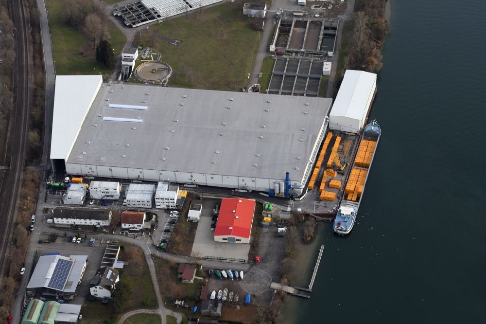 Luftbild Grenzach-Wyhlen - Sanierungsarbeiten und Schiffsanlegestelle an der ehemaligen Betriebskläranlage der Firma Roche in Grenzach-Wyhlen im Bundesland Baden-Württemberg