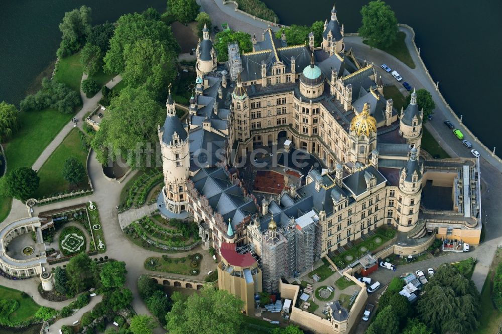 Luftbild Schwerin - Sanierungsarbeiten am Schweriner Schloss, Sitz des Landtages in der Landeshauptstadt von Mecklenburg-Vorpommern, Deutschland