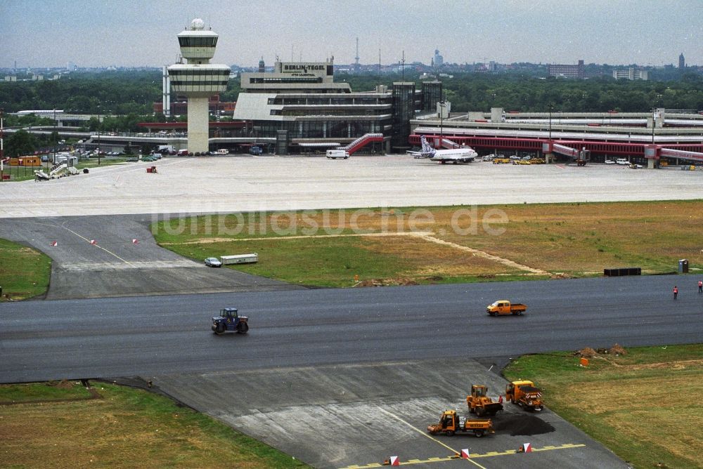 Luftbild Berlin Tegel - Sanierungsarbeiten an der Start- und Landebahn des Flughafens Berlin Tegel TXL