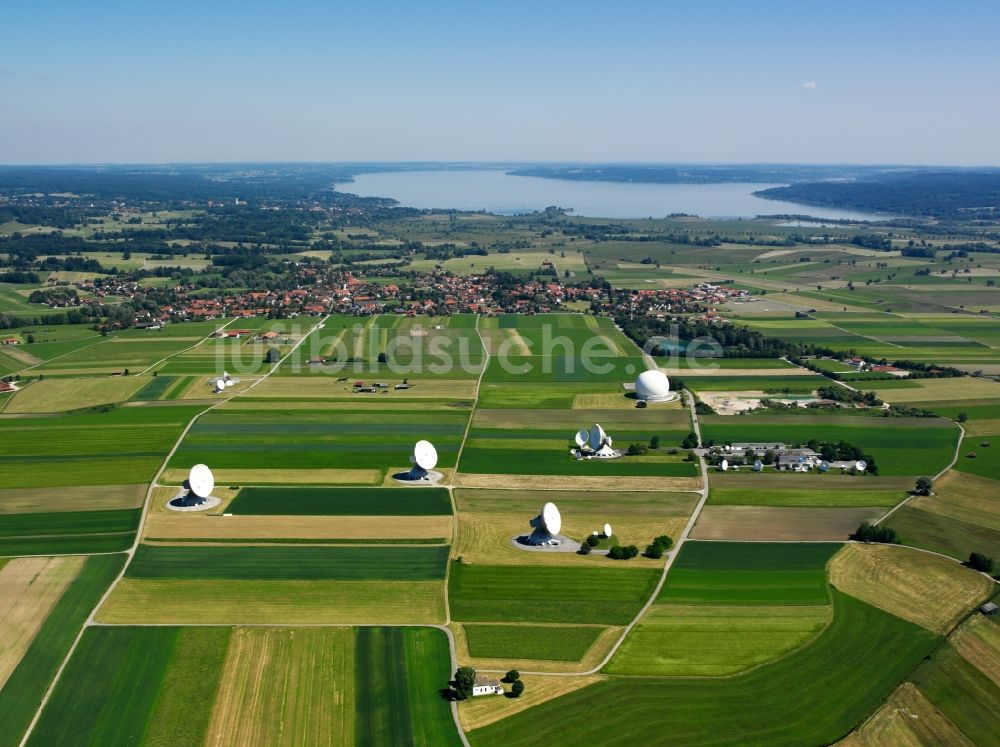 Raisting aus der Vogelperspektive: Satellitenfeld und Kapelle bei Raisting im Bundesland Bayern
