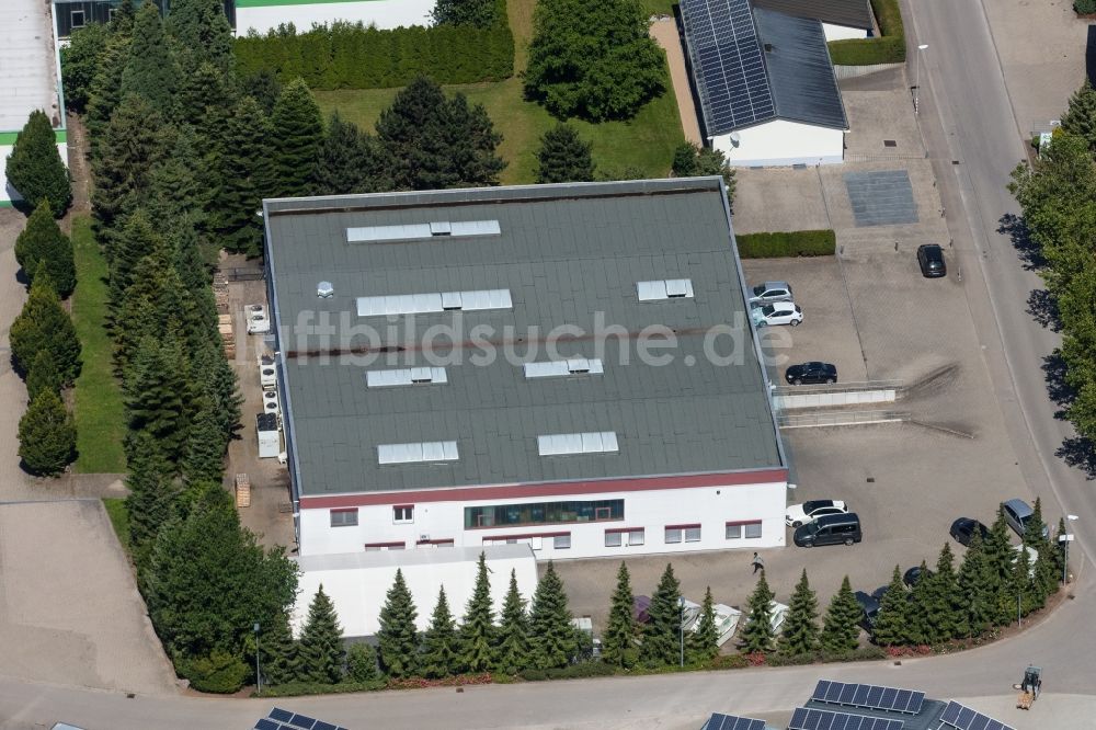 Luftaufnahme Bisingen - Schaal Oberflächensysteme GmbH & Co. KG Verwaltungsgebäude des Industriegebietes in Bisingen im Bundesland Baden-Württemberg, Deutschland