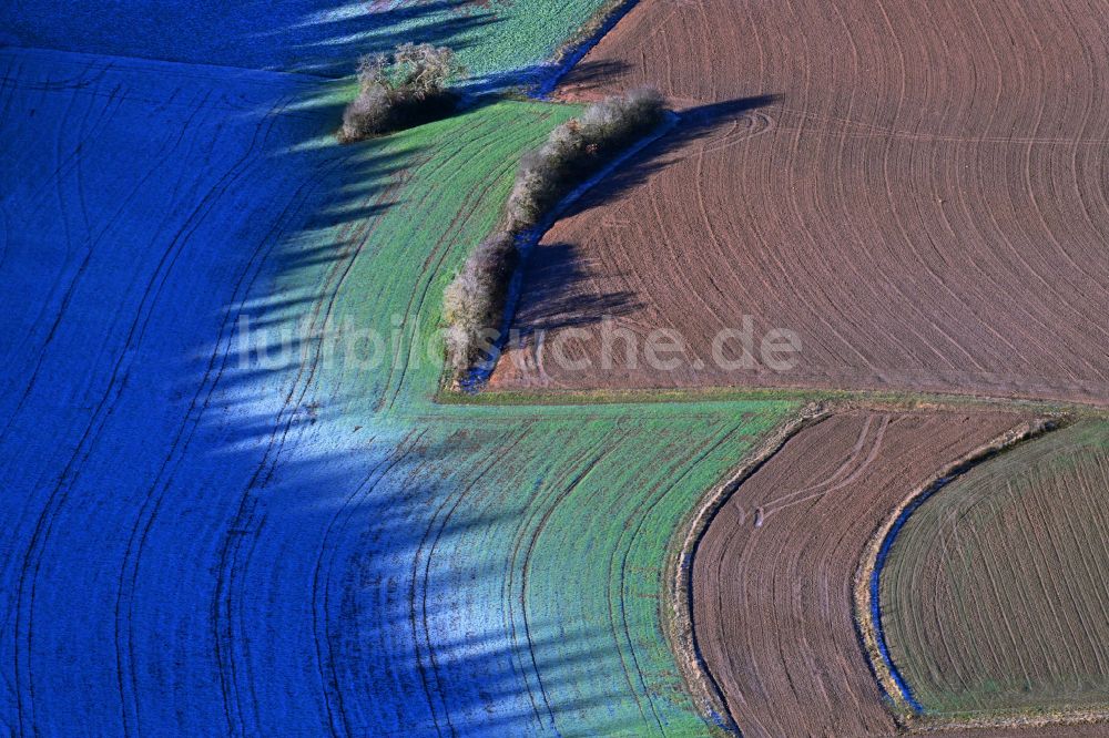 Luftaufnahme Arzlohe - Schattenbildung auf Restschnee bei Lichteinstrahlung auf einem Feld in Arzlohe im Bundesland Bayern, Deutschland