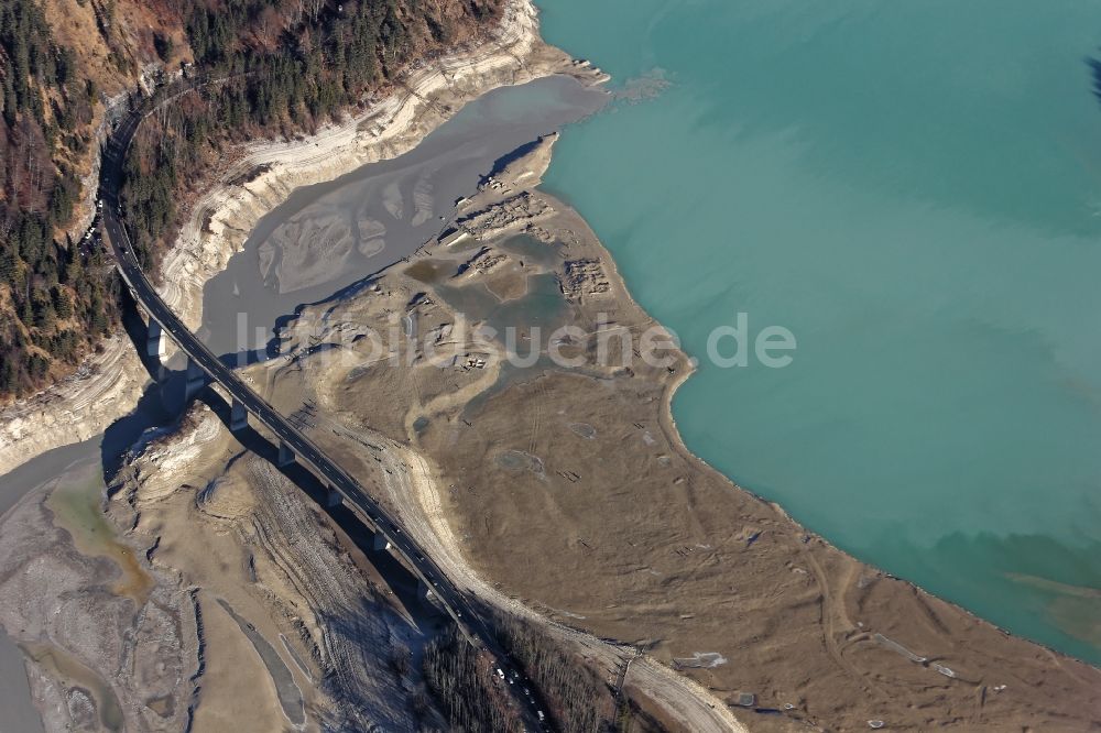 Luftbild Lenggries - Schaulustige Wanderer in den Ruinen des überschwemmten Dorfes Fall auf dem Grund des trockengelegten Sylvensteinstausees in Lenggries im Bundesland Bayern