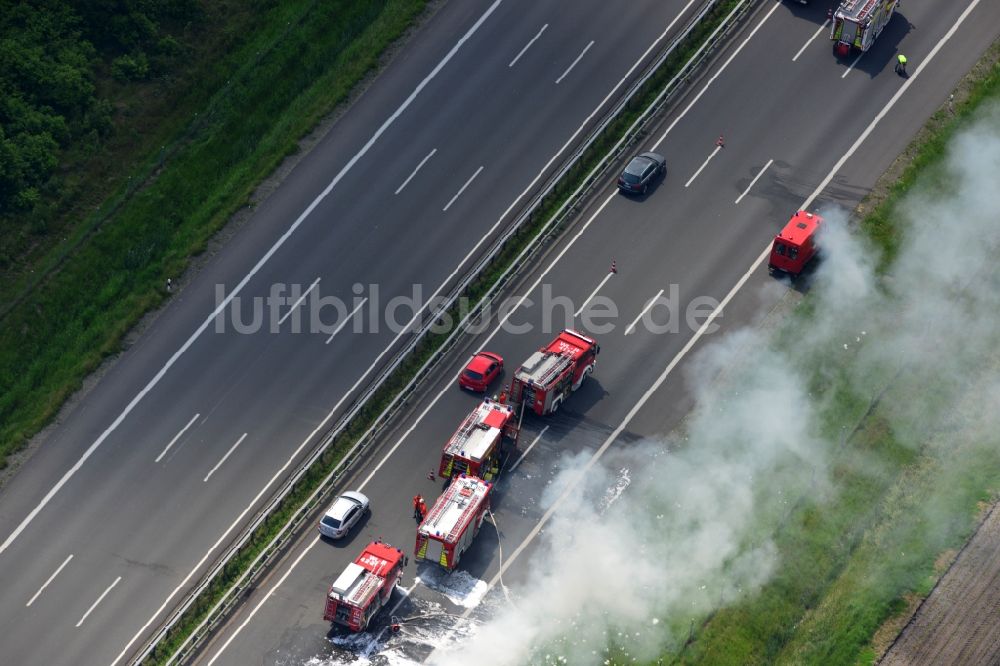 Luftbild Hollenstedt - Schaumteppich- Löscharbeiten der Feuerwehr bei einem LKW- Lastkraftwagen- Brand- Feuer auf der BAB Autobahn A1 - E22 bei Hollenstedt im Bundesland Niedersachsen