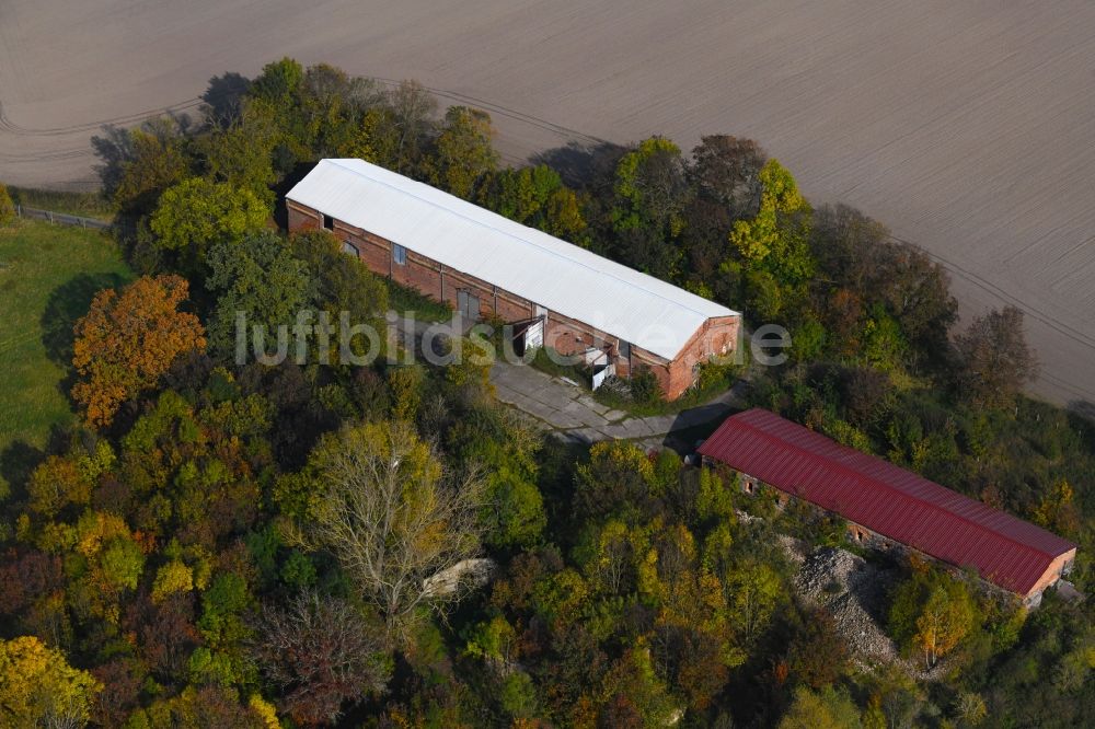 Luftaufnahme Börnicke - Scheunen- Gebäude am Rande von Feldern in Börnicke im Bundesland Brandenburg, Deutschland