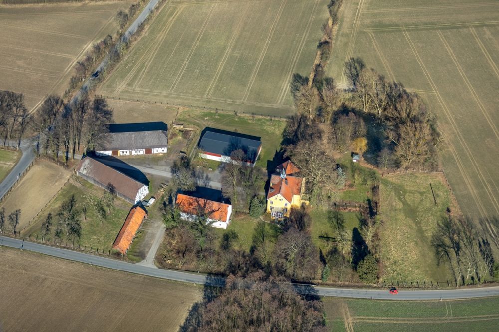 Luftbild Bönen - Scheunen- Gebäude am Rande von Feldern an der Ermelingstraße in Bönen im Bundesland Nordrhein-Westfalen, Deutschland
