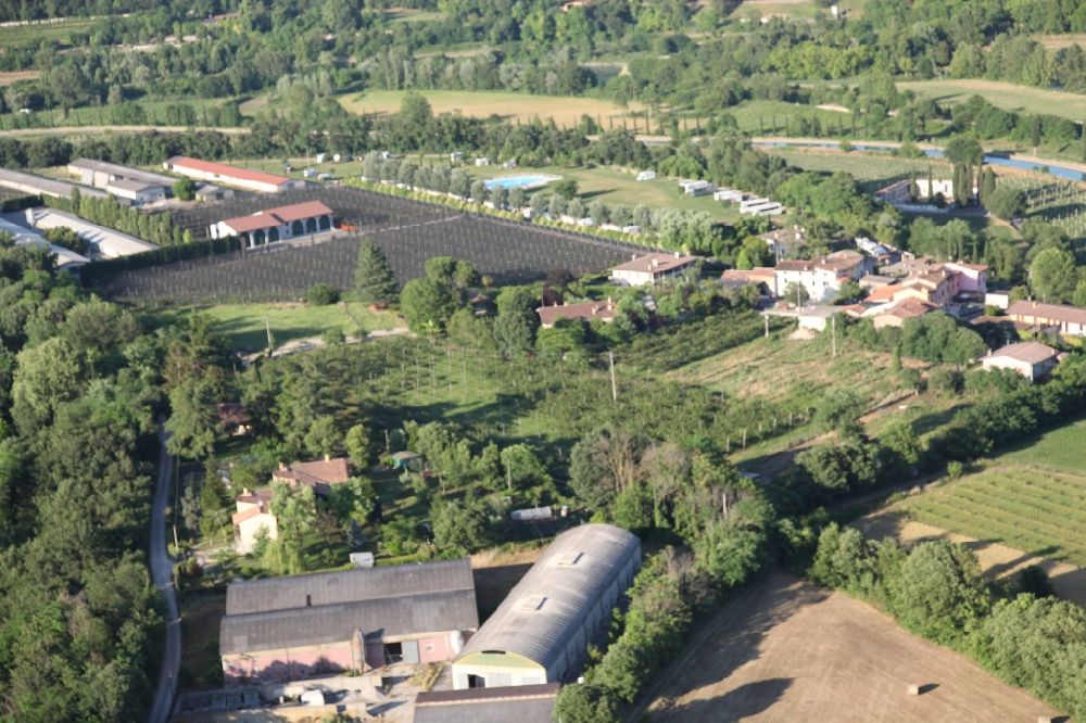 Luftaufnahme Valeggio sul Mincio - Scheunen- Gebäude am Rande von Feldern im Ortsteil Monte Borghetto in Valeggio sul Mincio in Venetien, Italien