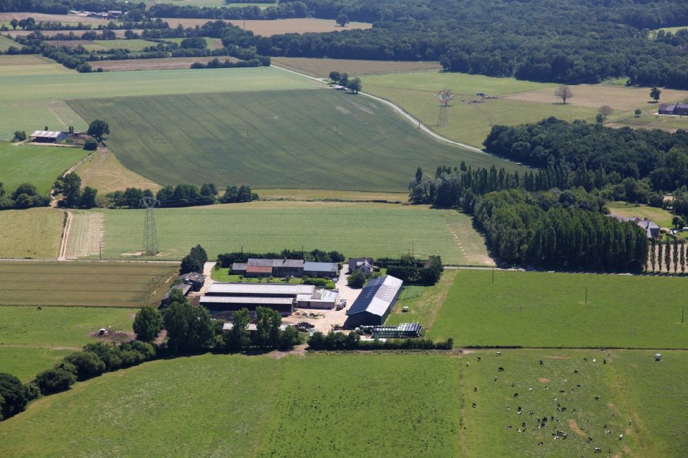 Luftbild Pleurtuit - Scheunen- Gebäude am Rande von Feldern in Pleurtuit in Bretagne, Frankreich