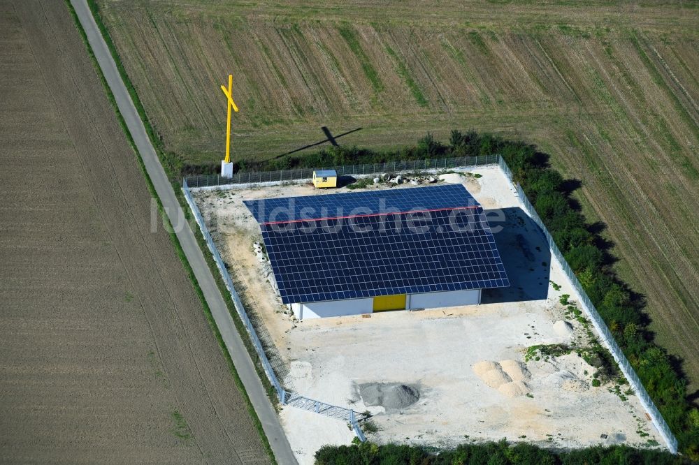 Luftaufnahme Hausen - Scheunen- Gebäude am Rande von Feldern mit rapsgelbe Feldkreuz in Hausen im Bundesland Bayern, Deutschland
