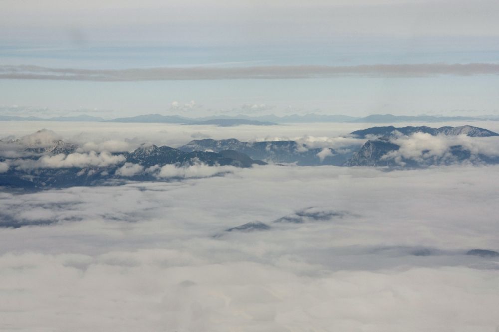 Luftbild Maribor - Schichtbewölkung durch Wolkenschichten wird der Blick auf das Alpenpanorama bei Maribor in Slovenien