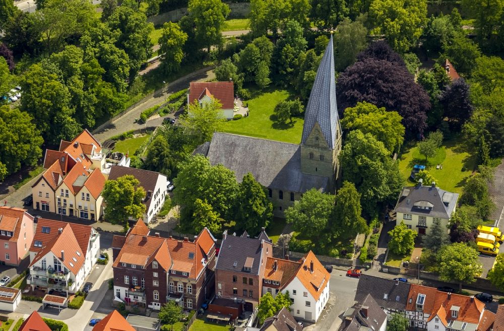 Soest aus der Vogelperspektive: Schiefer Turm der Kirche Alt-St. Thomä in Soest im Bundesland Nordrhein-Westfalen