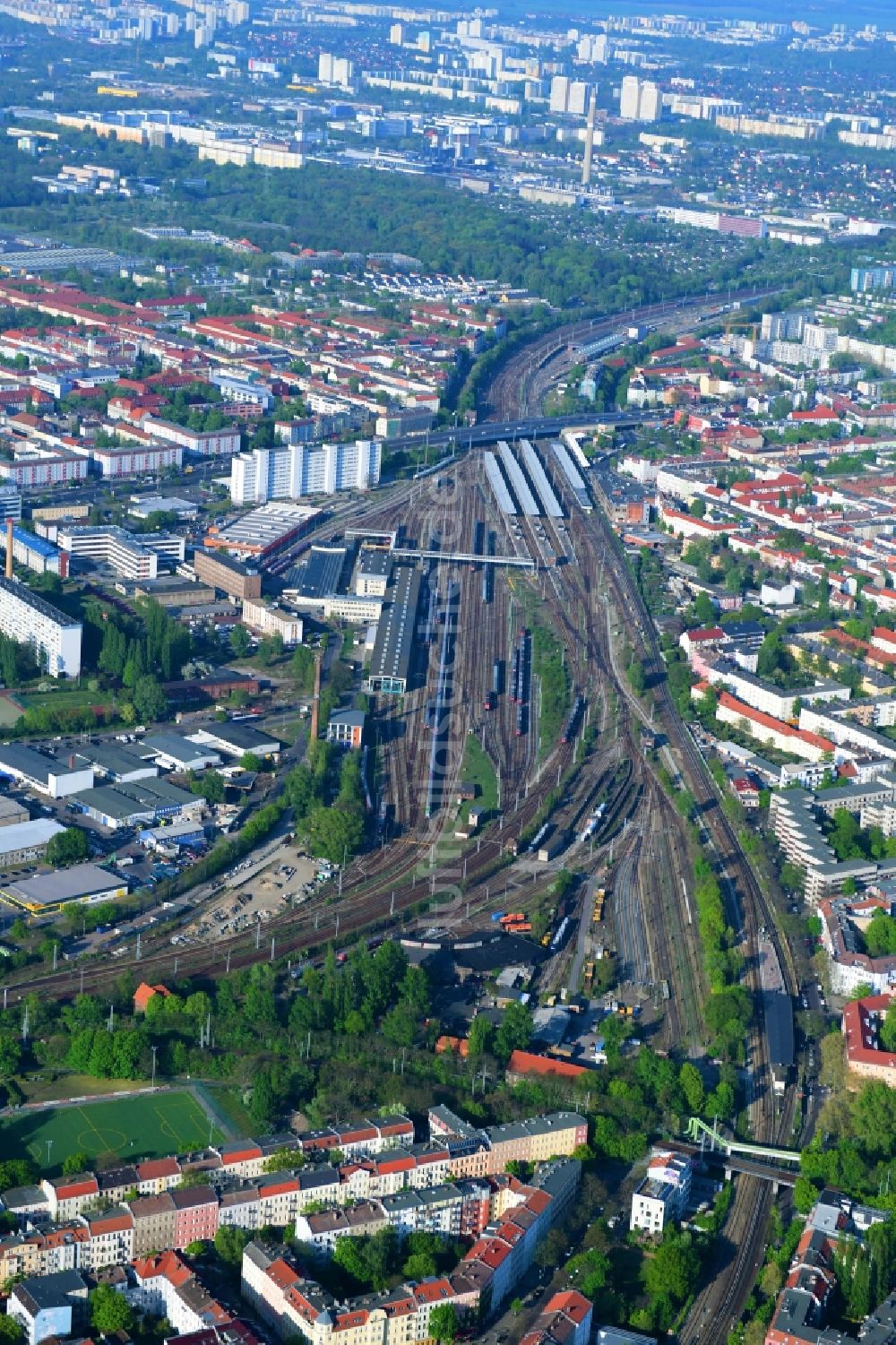 Luftaufnahme Berlin - Schienen- Gleis- und Oberleitungsstrang am Bahnbetriebswerk und Bahnhof Lichtenberg in Berlin, Deutschland