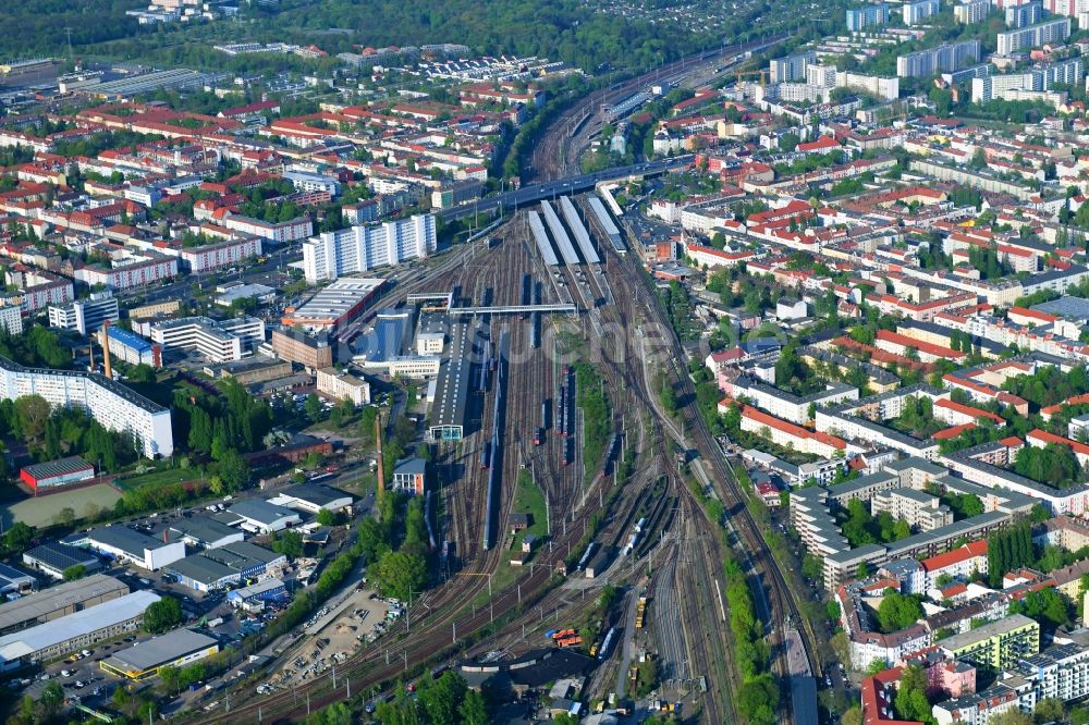 Berlin von oben - Schienen- Gleis- und Oberleitungsstrang am Bahnbetriebswerk und Bahnhof Lichtenberg in Berlin, Deutschland