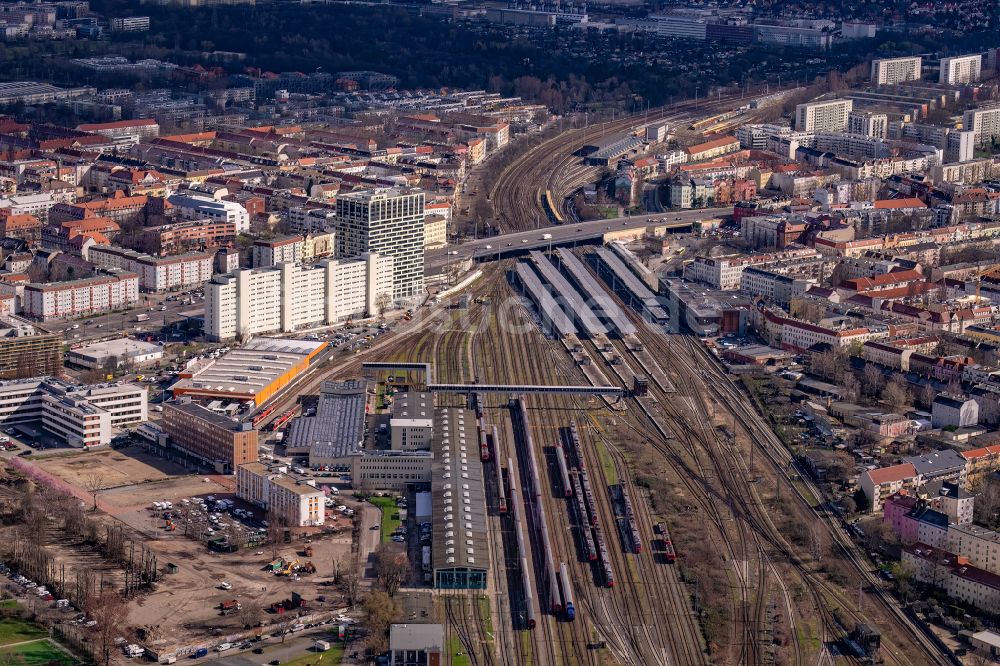Luftbild Berlin - Schienen- Gleis- und Oberleitungsstrang am Bahnbetriebswerk und Bahnhof Lichtenberg in Berlin, Deutschland