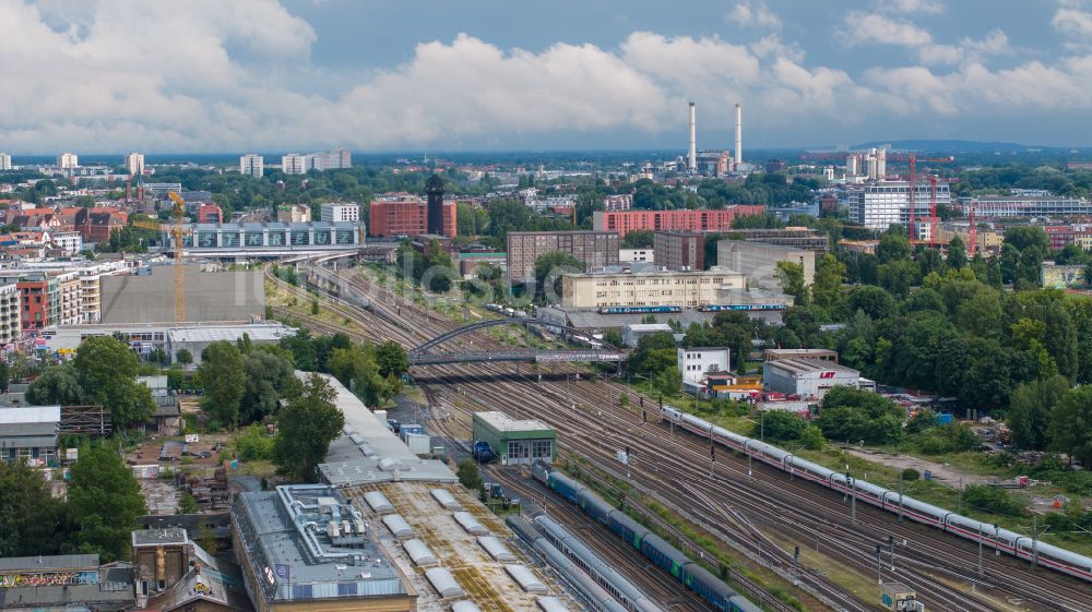 Berlin aus der Vogelperspektive: Schienen- Gleis- und Oberleitungsstrang im Streckennetz der Deutschen Bahn in Berlin, Deutschland