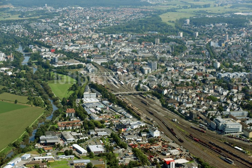 Gießen aus der Vogelperspektive: Schienen- Gleis- und Oberleitungsstrang im Streckennetz der Deutschen Bahn in Gießen im Bundesland Hessen, Deutschland