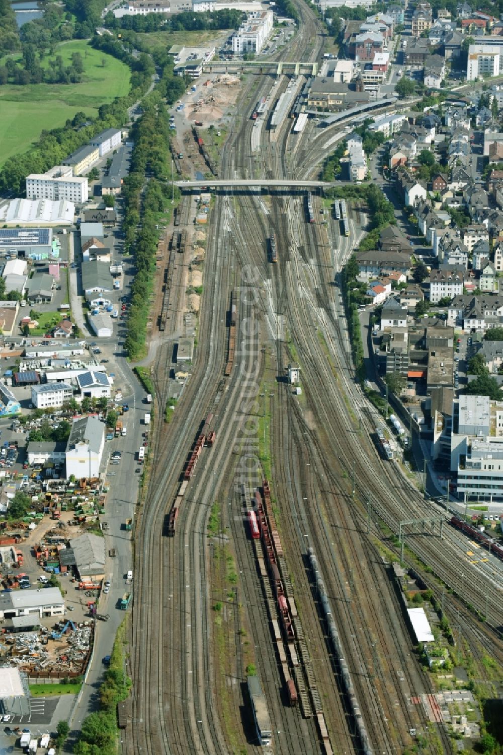 Gießen von oben - Schienen- Gleis- und Oberleitungsstrang im Streckennetz der Deutschen Bahn in Gießen im Bundesland Hessen, Deutschland