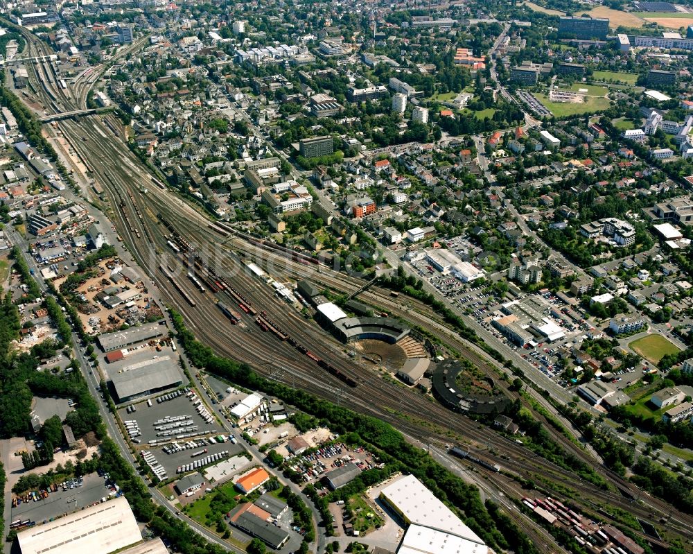Gießen von oben - Schienen- Gleis- und Oberleitungsstrang im Streckennetz der Deutschen Bahn in Gießen im Bundesland Hessen, Deutschland