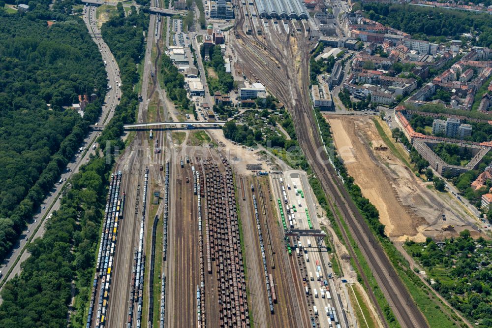 Luftaufnahme Karlsruhe - Schienen- Gleis- und Oberleitungsstrang im Streckennetz der Deutschen Bahn in Karlsruhe im Bundesland Baden-Württemberg, Deutschland