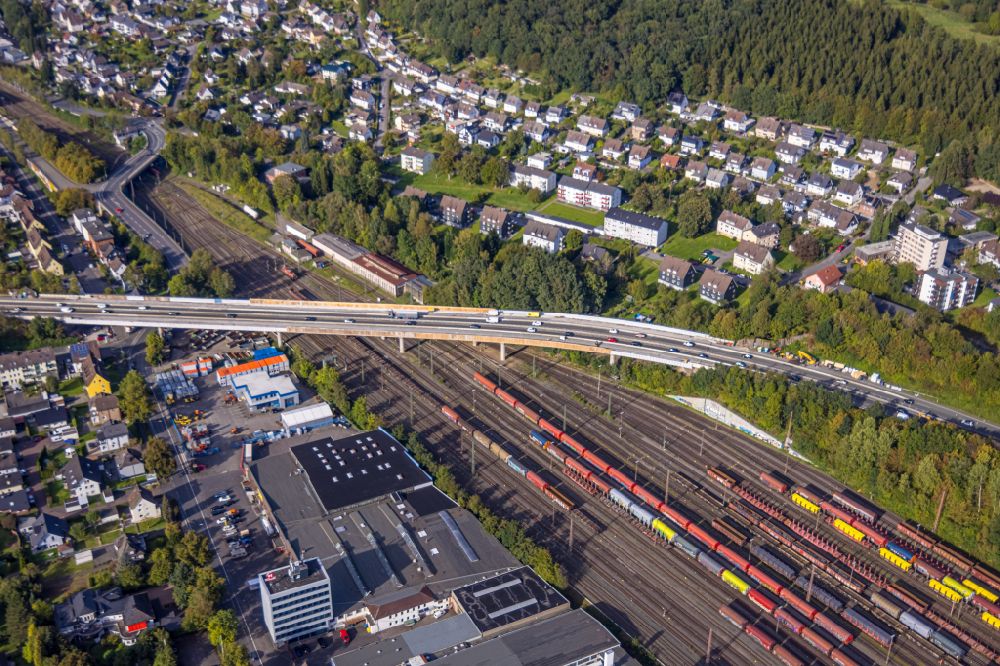 Luftbild Kreuztal - Schienen- Gleis- und Oberleitungsstrang im Streckennetz der Deutschen Bahn in Kreuztal im Bundesland Nordrhein-Westfalen, Deutschland