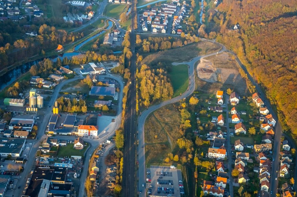 Luftbild Marsberg - Schienen- Gleis- und Oberleitungsstrang im Streckennetz der Deutschen Bahn in Marsberg im Bundesland Nordrhein-Westfalen, Deutschland