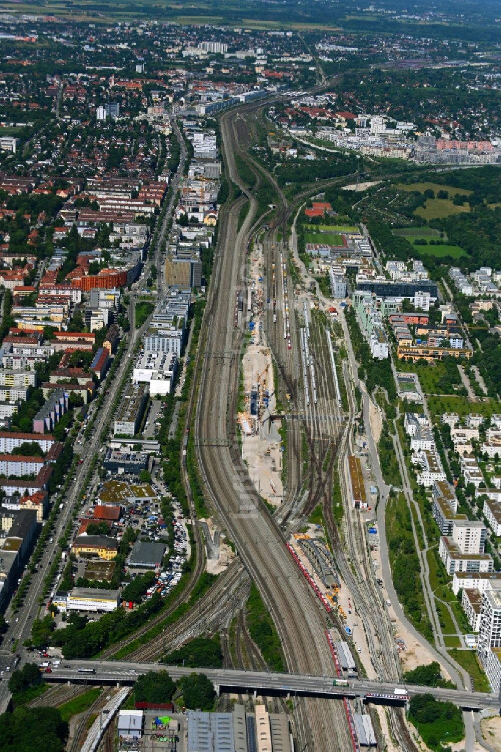 Luftbild München - Schienen- Gleis- und Oberleitungsstrang im Streckennetz der Deutschen Bahn in München im Bundesland Bayern, Deutschland