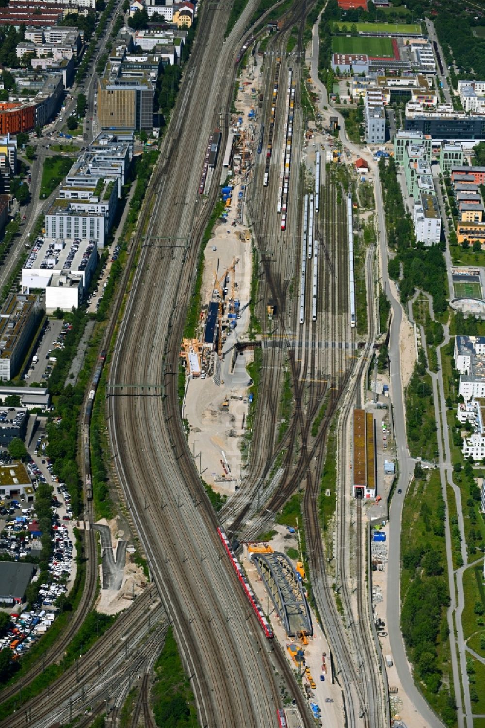 Luftaufnahme München - Schienen- Gleis- und Oberleitungsstrang im Streckennetz der Deutschen Bahn in München im Bundesland Bayern, Deutschland