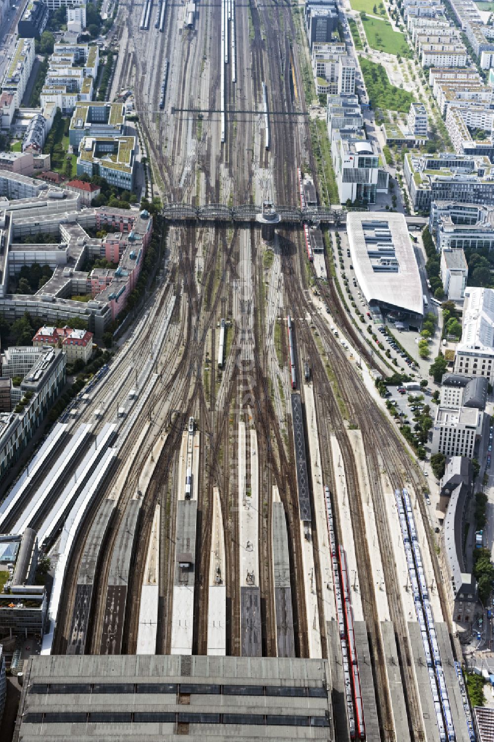 München von oben - Schienen- Gleis- und Oberleitungsstrang im Streckennetz der Deutschen Bahn in München im Bundesland Bayern, Deutschland