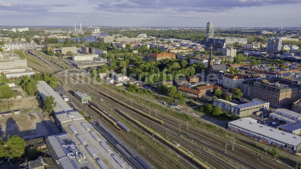 Berlin von oben - Schienen- Gleis- und Oberleitungsstrang im Streckennetz der Deutschen Bahn im Ortsteil Friedrichshain in Berlin, Deutschland
